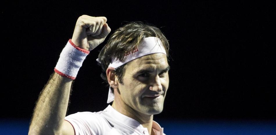 El suizo Roger Federer saluda a la concurrencia luego de derrotar al francés Giles Simon. .