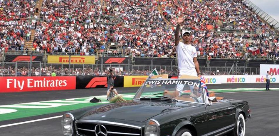 Lewis Hamilton saluda durante un desfile previo al Gran Premio de México en el Autódromo Hermanos Rodríguez, en Ciudad de México.