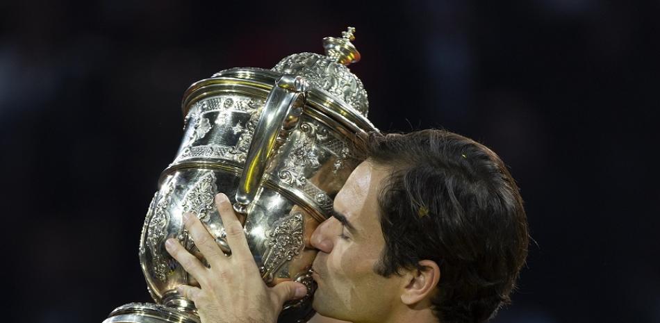 Roger Federer besa "la orejona" tras derrotar a Marius Copil en la final de Basilea.