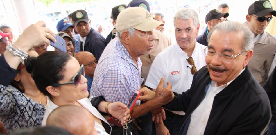 Gestión. Danilo Medina acogió las solicitudes de los pequeños ganaderos que permitirán mejorar la calidad de vida de la gente de Villa Elisa y zonas aledañas.