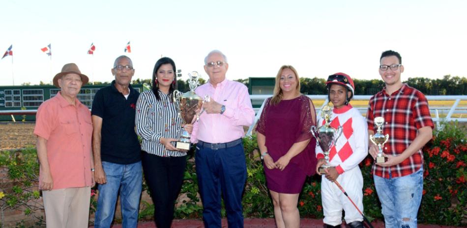 Manfred Codik, presidente de la Comisión Hípica Nacional, entrega trofeo de ganador a la señora Lorraine Cruz, en representación del Establo San Carlos y de su esposo Jaime Yael Cruz.