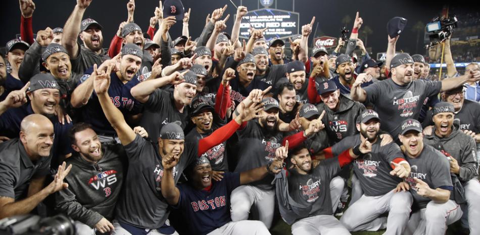 Jugadores e instructores de los Medias Rojas de Boston celebran la conquista del gallardete tras derrotar a los Dodgers de los Angeles.
