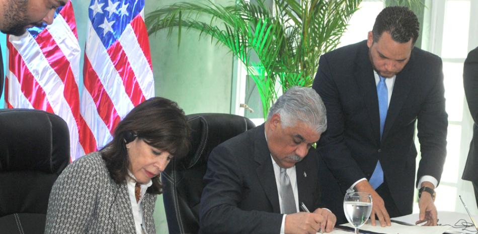 La embajadora de Estados Unidos, Robin Bernstein, junto al ministro de Relaciones Exteriores de República Dominicana, Miguel Vargas Maldonado, al firmar una alianza para permitir el empleo de los dependientes de los diplomáticos oficiales de ambos países.