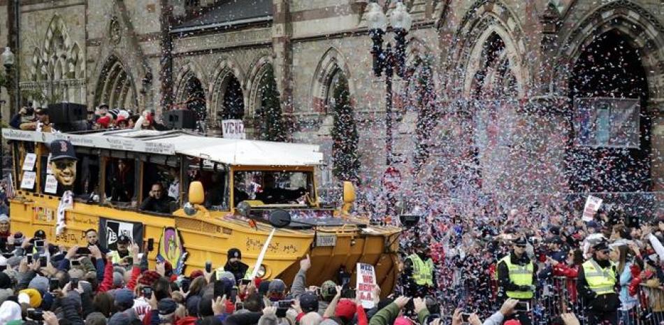 Miles de seguidores de los Medias Rojas se agolparon en las principales vías de Boston para ver y vitorear a los campeones mundiales.