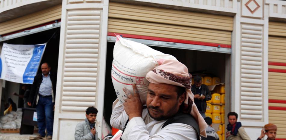 Conflicto. Decenas de yemeníes hacen cola ayer para recibir comida y productos de necesidad básica en un centro en Saná. Millones de ciudadanos yemeníes se encuentran en riesgo de malnutrición y hambrunas por el conflicto que tiene lugar en el país desde marzo del 2015.