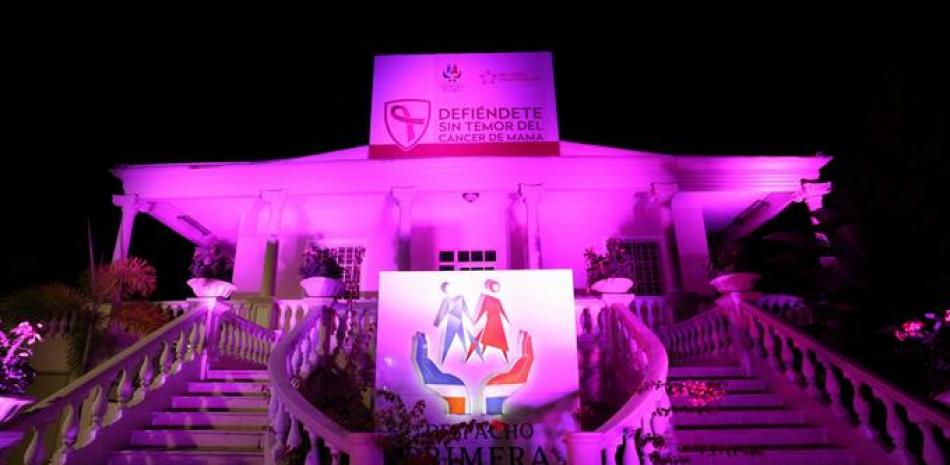 Tradición. Cada año más instituciones 'se visten' de rosado para apoyar la causa que busca la prevención de este enfermedad.