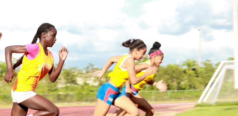 Varios de los atletas participantes en el evento que fue llevado a
cabo en la pista del complejo deportivo de Bayaguana.