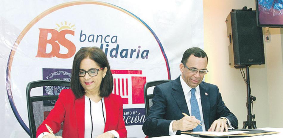 Rúbrica. María Jiménez y Andrés Navarro al momento de la firma.