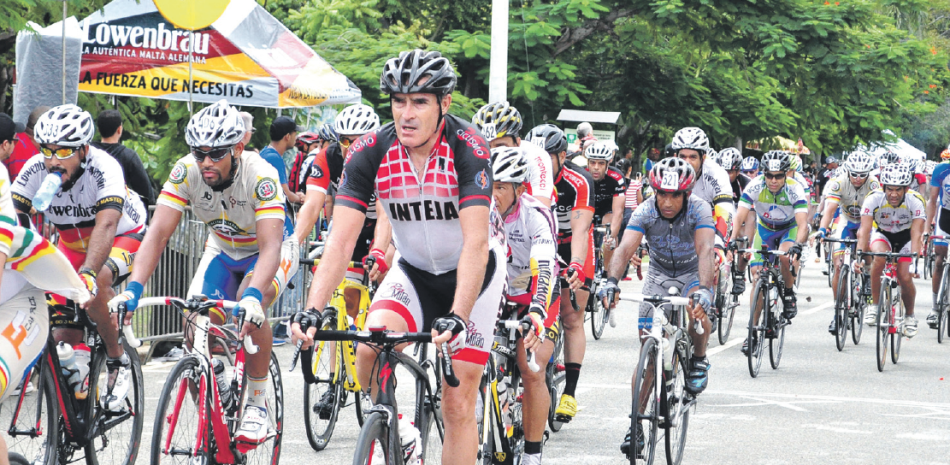 Varios pedalistas en plena faena durante la celebración de una pasada jornada del importante certamen ciclístico Triple 100.