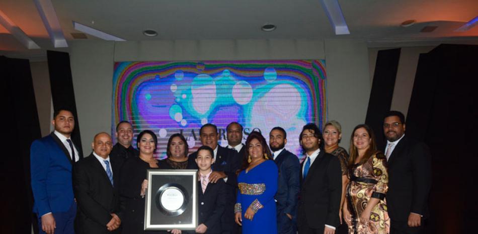 Junto a su familia. Miguel Franjul, director del LISTÍN DIARIO, junto a su esposa, Wendy Santana, sus hijos y nietos, durante la celebración por sus 50 años de ejercicio periodístico en el país.