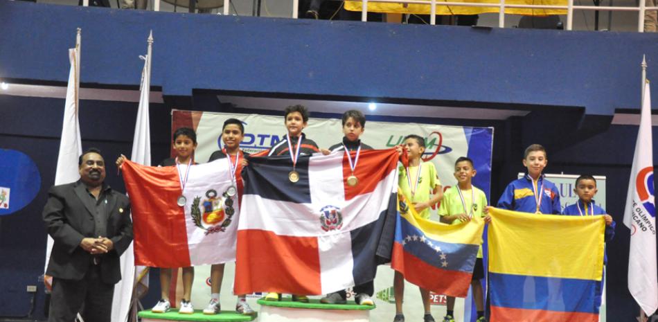 Los equipos de dobles masculinos U-11 de Perú, República Dominicana, Venezuela y Colombia junto a Bob Roodmarine, competición manager.