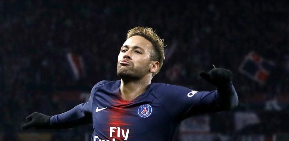Neymar, estrella del PSG, celebra tras marcar un gol contra el onceno Lille en la Liga de Francia.
