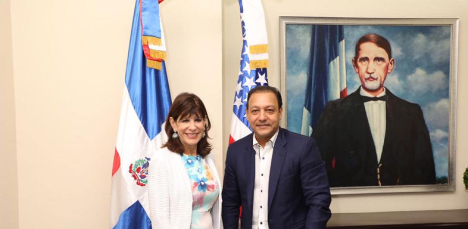 Visita. El alcalde Abel Martínez se reunió con la embajadora de Estados Unidos en el país, Robin Bernstein.