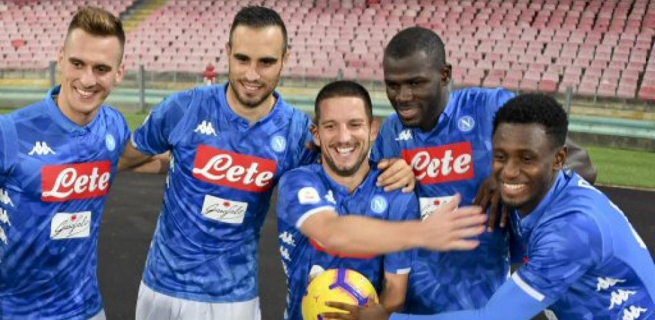 El delantero de Napoli, Dries Mertens (centro), celebra con sus compañeros de equipo al final del partido de la Serie A de Italia entre el Napoli y el Empoli FC en el estadio San Paolo en Nápoles.