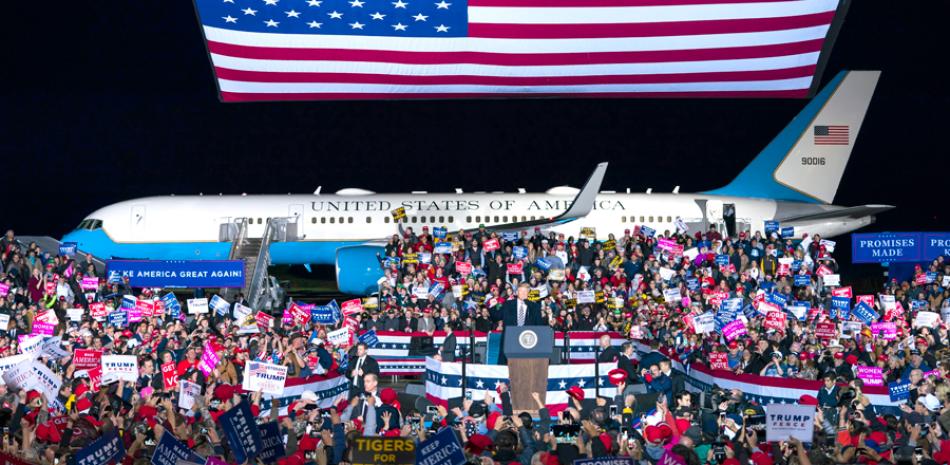 Acto. El presidente de EEUU, Donald Trump, habla durante un acto de campaña ayer en el Aeropuerto Regional de Columbia.