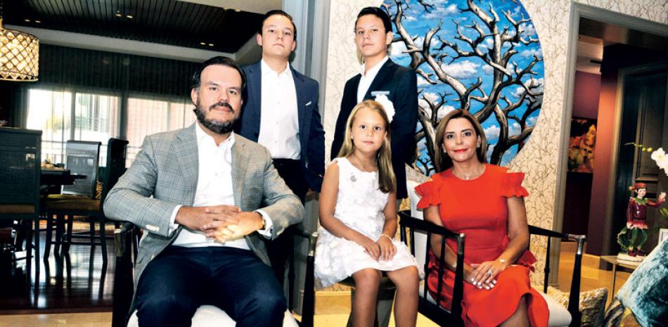 Miguel y Mariajosé, junto a sus hijos Miguel, Guillermo y Beatriz.