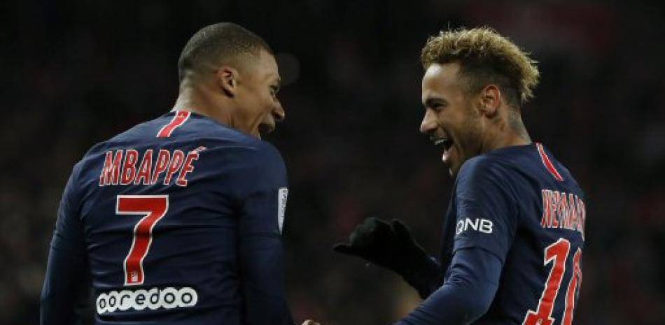 Kylian Mbappe, de PSG, a la izquierda, reacciona con Neymar de PSG, celebrando después de que anotó su segundo gol en el partido entre Paris Saint-Germain y Lille en el estadio Parc des Princes en París.