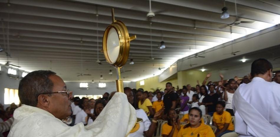 Obispo Faustino Burgos en la eucaristía de adoración al Santísimo./Foto de Jorge Cruz.