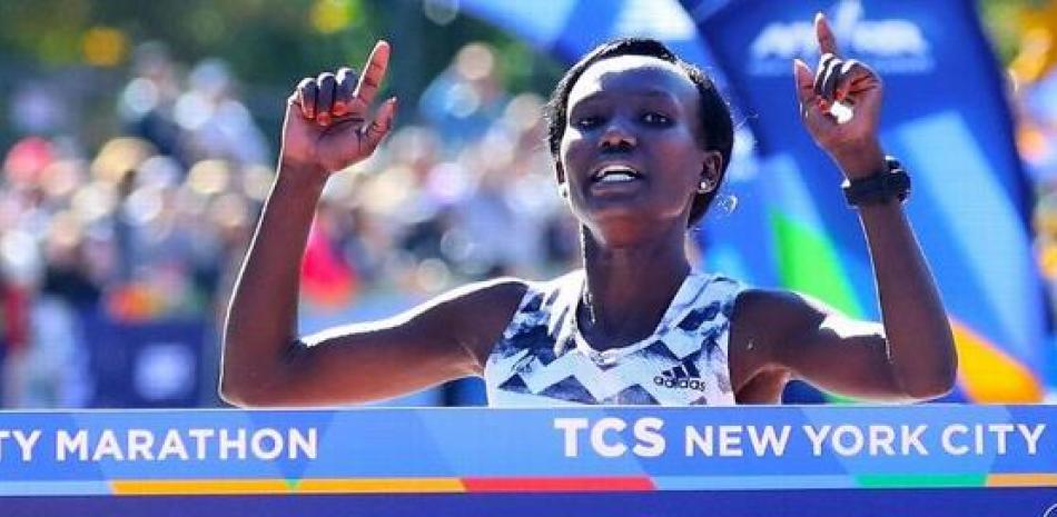 Mary Keitany de Kenia cruza la línea de meta para ganar la prueba femenina de la Maratón de Nueva York 2018.