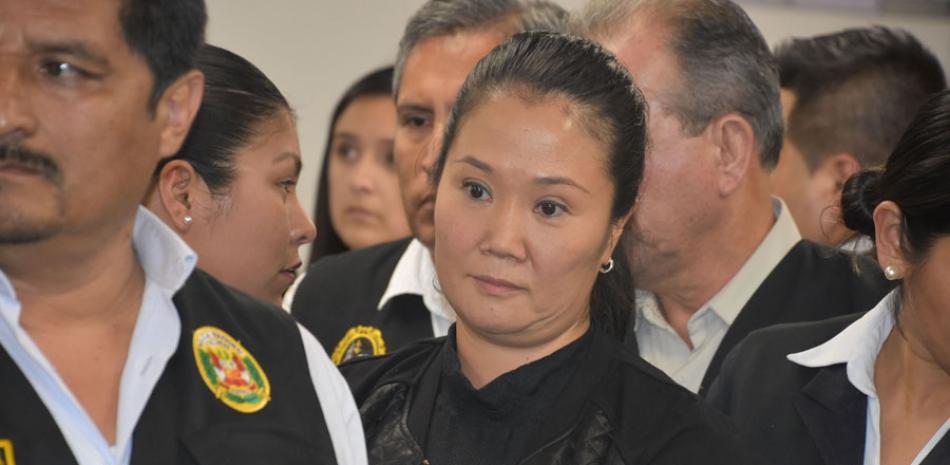Fotografía cedida por el Poder Judicial del Perú que muestra a la líder opositora Keiko Fujimori (c) en la Sala Penal Nacional, miércoles 31 de octubre de 2018, en Lima (Perú).