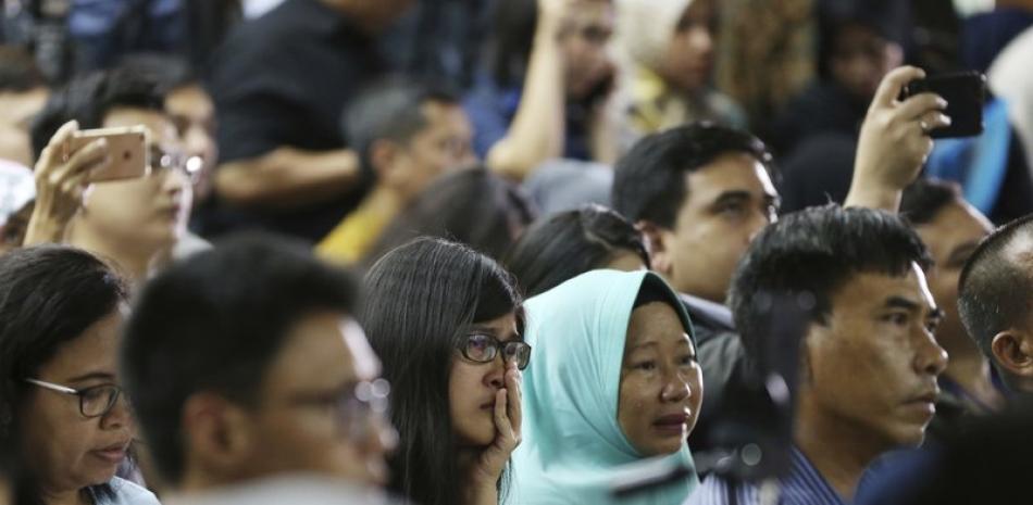 Los parientes de las víctimas que viajaban en el avión de Lion Air que cayó al Mar de Java se lamentan durante una conferencia de prensa en Yakarta, Indonesia, el lunes 5 de noviembre de 2018. (AP Foto/Achmad Ibrahim).