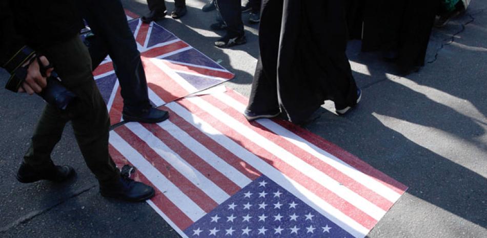 Protesta. Iraníes pasan por encima de una bandera norteamericana durante una manifestación en contra de Estados Unidos con motivo del 39 aniversario de la toma de posesión de la Embajada de los EEUU.