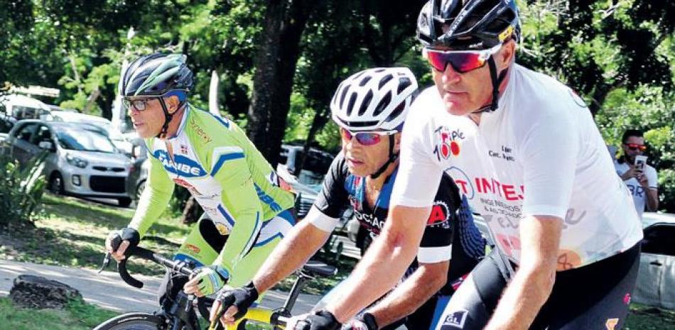 Antonio Bauza al momento de arribar a la meta en el primer puesto en la categoría Master D en la tercera jornada del Clásico de Ciclismo Triple 100. Bauza se apoderó de las tres etapas en la categoría Master D.
