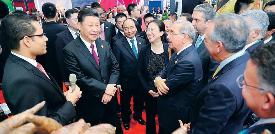 VISITA. El presidente de China, Xi Jinping, conversa con su homólogo dominicano, Danilo Medina, durante la visita que hizo ayer al stand del país en la Feria Exportación e Importación de China, en Shanghái.