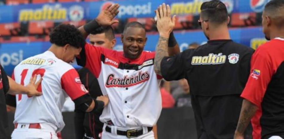 Varios integrantes de los Cardenales se felicitan tras hacer carreras en el primero de los dos partidos que sostuvieron con Caribes.