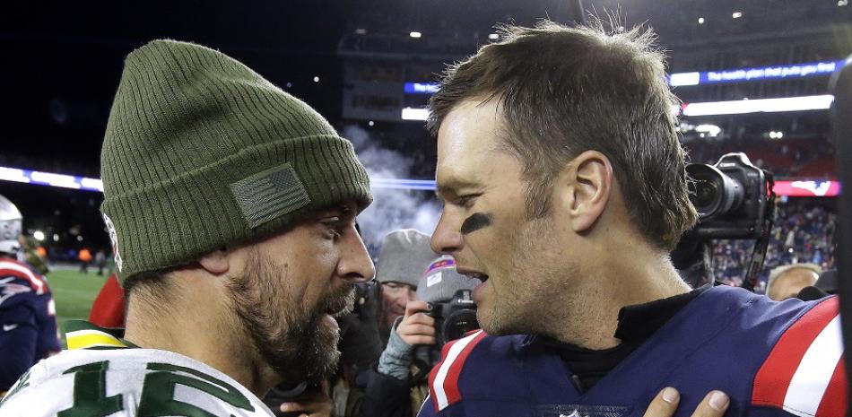 Aaron Rodgers felicita a Tom Brady, estelar jugador de los Patriots, luego del partido.