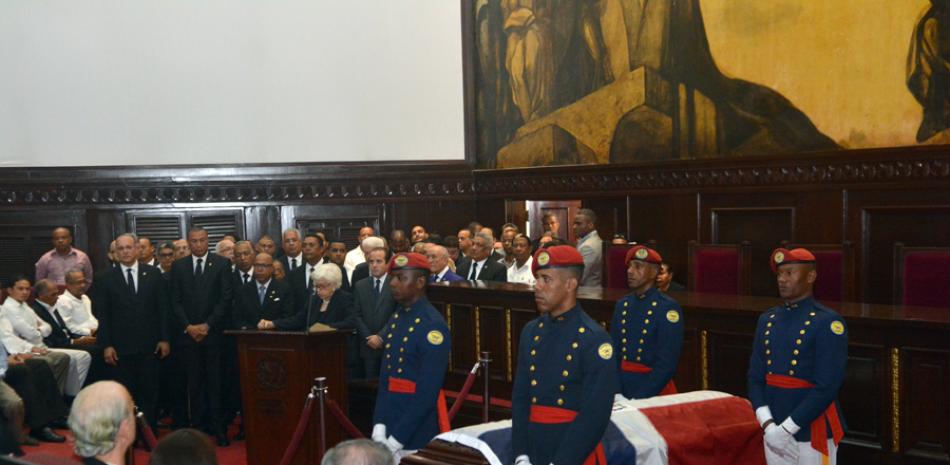 DOLOR. Militares montan guardia de honor ante los restos del exsenador José Rafael Abinader, en el Congreso Nacional.