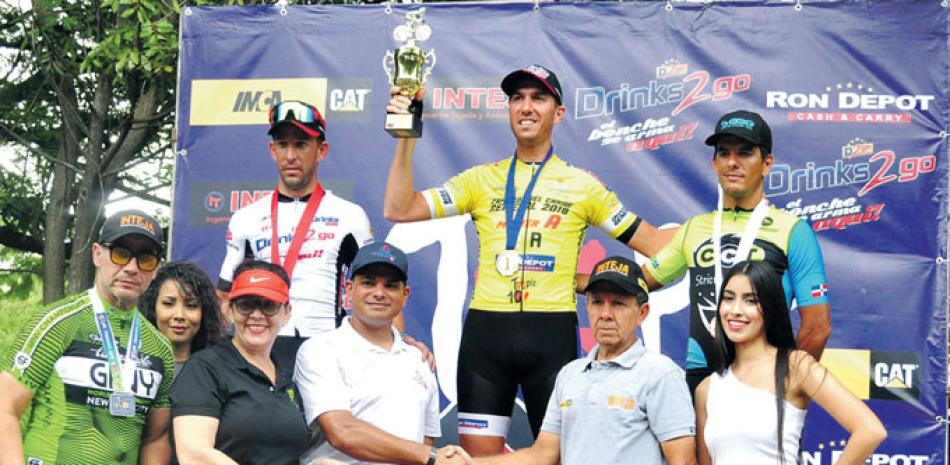 Alien García, de nacionalidad cubana figura en el lugar más elevado del pódium, tras conquistar la máxima categoría en el Clásico de Ciclismo Triple 100, evento que culminó de manera exitosa.