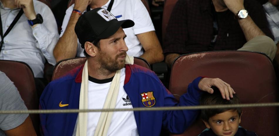 Un lesionado Lionel Messi mientras presenciaba el encuentro entre el Barcelona e Inter desde una de las graderías.