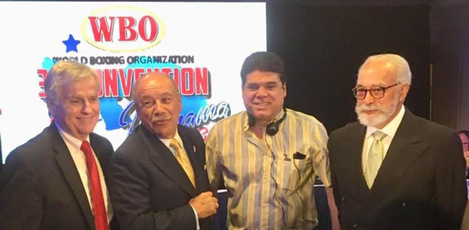 El empresario dominicano Georgie Herrera junto a presidente de la OMB, Francisco –Paquito- Valcárcel, Luis Batista Salas y otros miembros del Comité Ejecutivo.