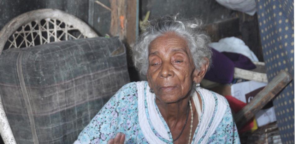 Penas y silencio. Doña Eliza Canario, de 92 años edad, reside en La Ciénaga, en compañía de su hijo “Lolo” , y una gatita. En su desvencijada casucha espera, entre días y noches cargadas de sufrimiento, el desalojo por parte de la URBE.