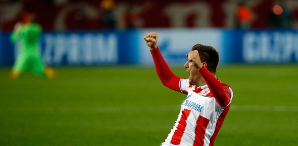 Milan Pavkov, del Estrella Roja de Belgrado, celebra uno de los dos goles que anotó en la victoria de ayer sobre el Liverpool.