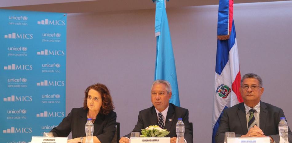La representante de UNICEF, Rosa Elcarte, el ministro de Economía, Isidoro Santana y el director de Tecnología de la ONE, Danilo Duarte.