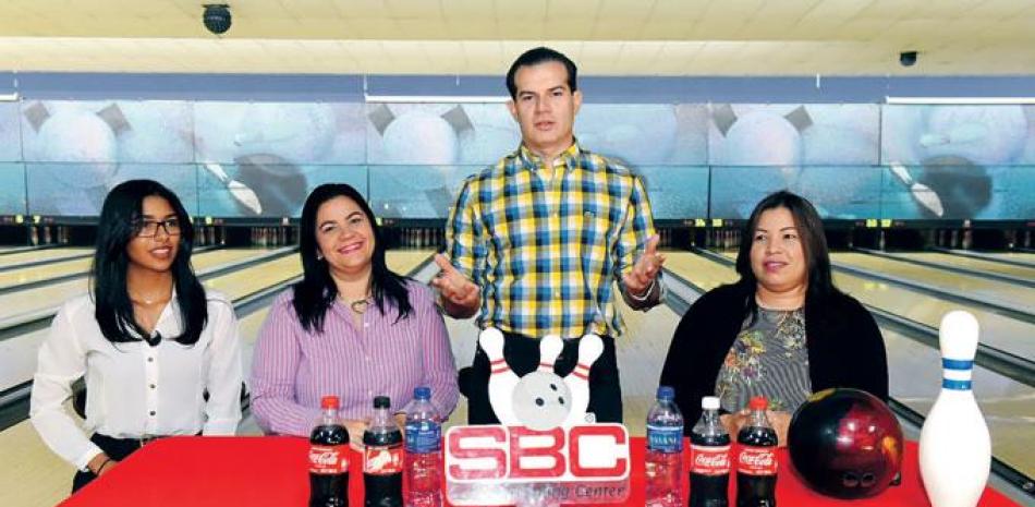 Raffy Sebelén, ofrece detalles del torneo, a su lado Viannerys Hernández, Yamile Fatule y Lian Pérez.