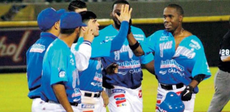 Eury Pérez es saludado por sus compañeros luego de conectar el oportuno batazo que le dio el triunfo a los Yaquis.