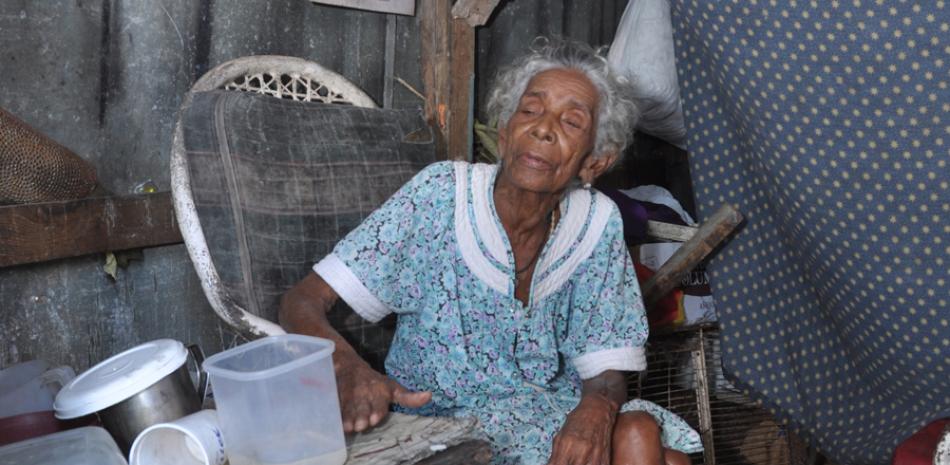 Eliza Canario, lseñora de 92 años que vive en pobreza extrema en Los Guandules.