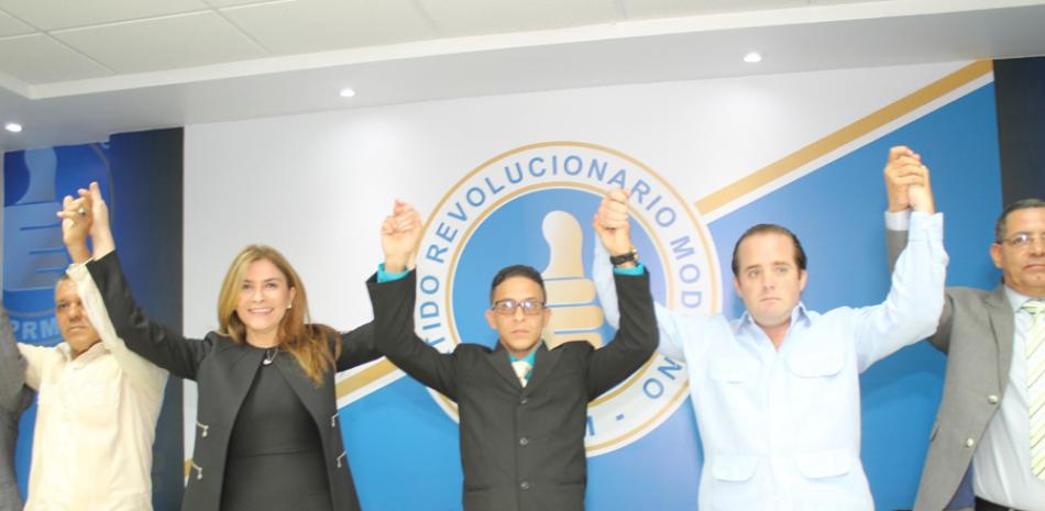 José Ignacio Paliza, presidente del PRM, encabezó el acto de juramentación de dirigentes que renunciaron del PRD.
