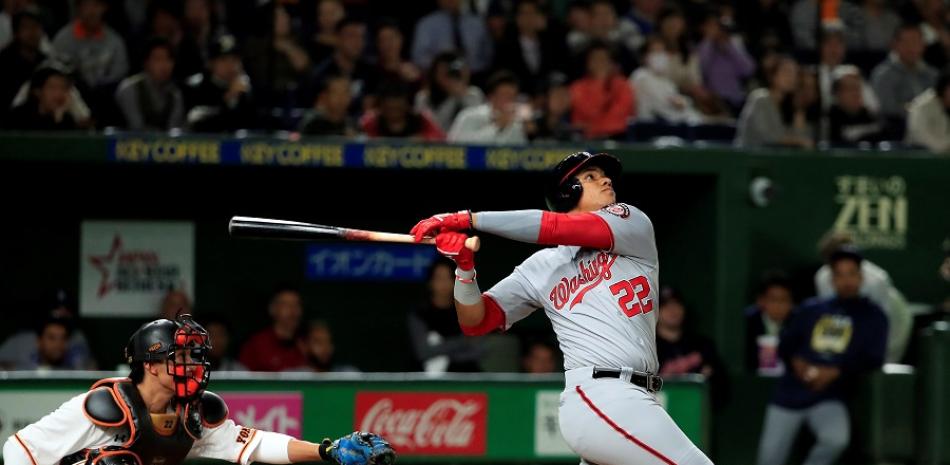 .El dominicano Juan Soto, de los Nacionales de Washington, batea una bola durante la tercera entrada del partido disputado entre La Liga Mayor de Béisbol de Estados Unidos (MLB) y los Yomiuri Giants en el estadio Tokio Dome.