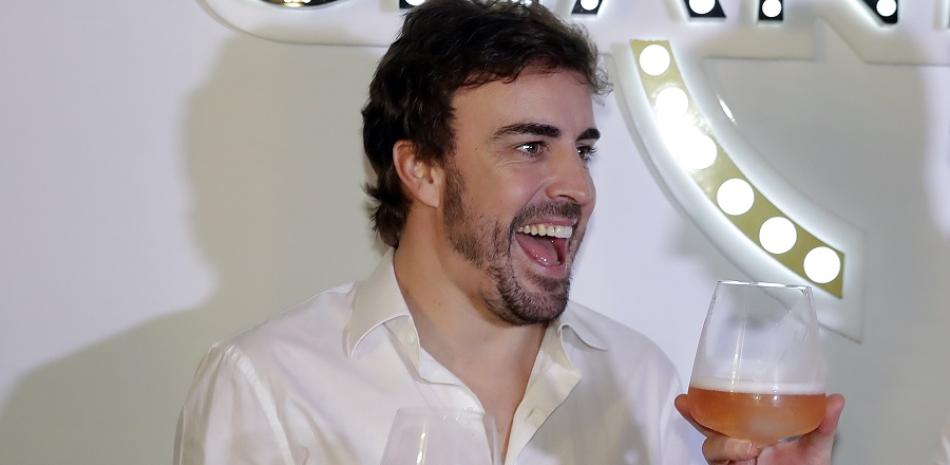 El piloto de McLaren Fernando Alonso, de España, hace un brindis durante el evento publcitario de uno de sus patrocinadores, en Sao Paulo, Brasil, el pasado miércoles.