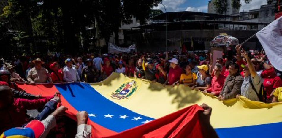 Cientos de personas participan en una protesta oficialista, compuesta por simpatizantes del gobierno y miembros de sindicatos de empresas nacionales, frente a la Federación de Cámaras y Asociaciones de Comercio y Producción de Venezuela (Fedecámaras)  en Caracas (Venezuela).