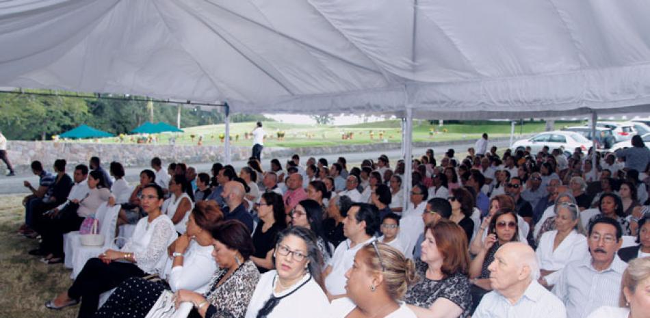Participación. Un amplio grupo de personas asistió a la actividad en recordación de sus familiares fallecidos.