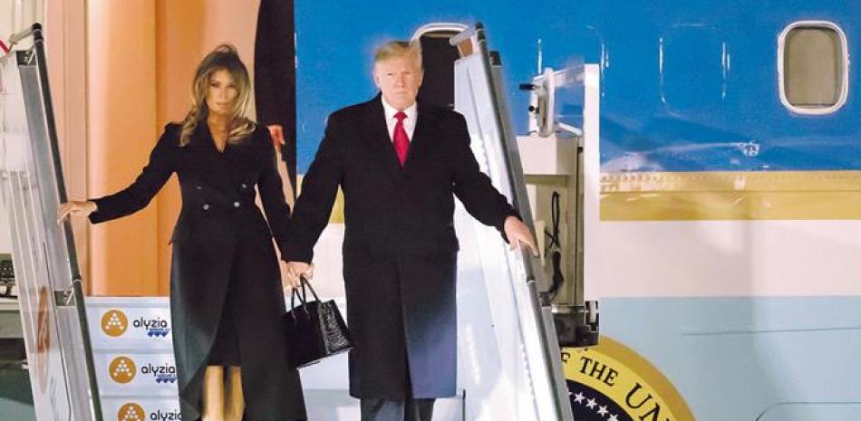 Llegada. El presidente estadounidense, Donald Trump y la primera dama Melania Trump, bajan del Air Force One, luego de llegar al aeropuerto Orly, cerca de París, anoche.