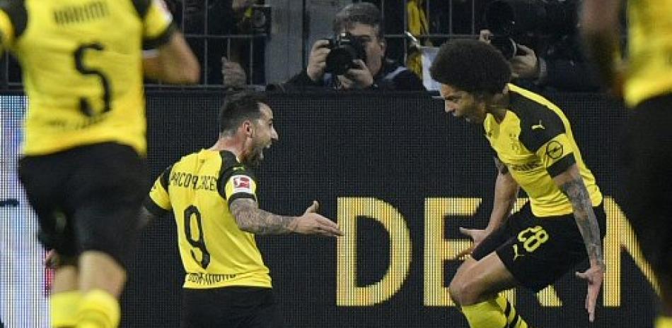 Paco Alcacer, a la izquierda celebra con Axel Witse, trsa anotar un gol para el Dortmund