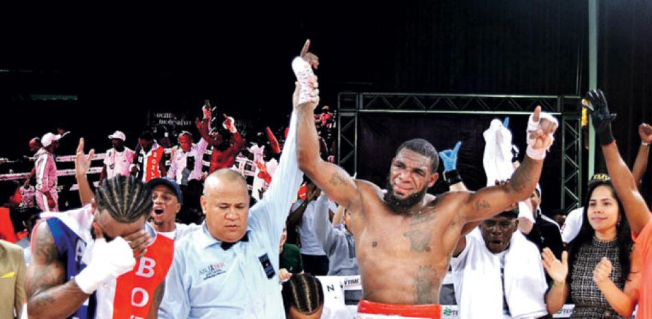 Félix “Mangú” Valera al momento en que era declarador ganador de su pelea ante su compatriota Bryan Pérez en Santo Domingo.