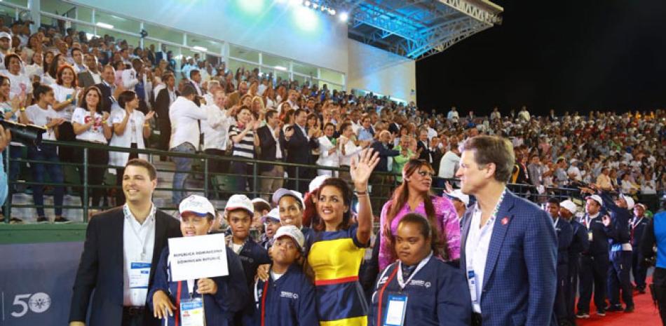 La primera dama de la República, doña Cándida Montilla de Medina, encabeza la delegación dominicana durante el desfile del Invitacional Mundial de Tenis de de Olimpiadas Especiales, en el Parque del Este.