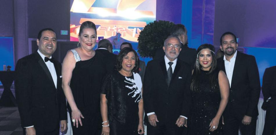Ramón Almánzar, Jatnna Tavárez, Zoila Puello, Víctor Araujo, Mariel Araujo y Vian Araujo.